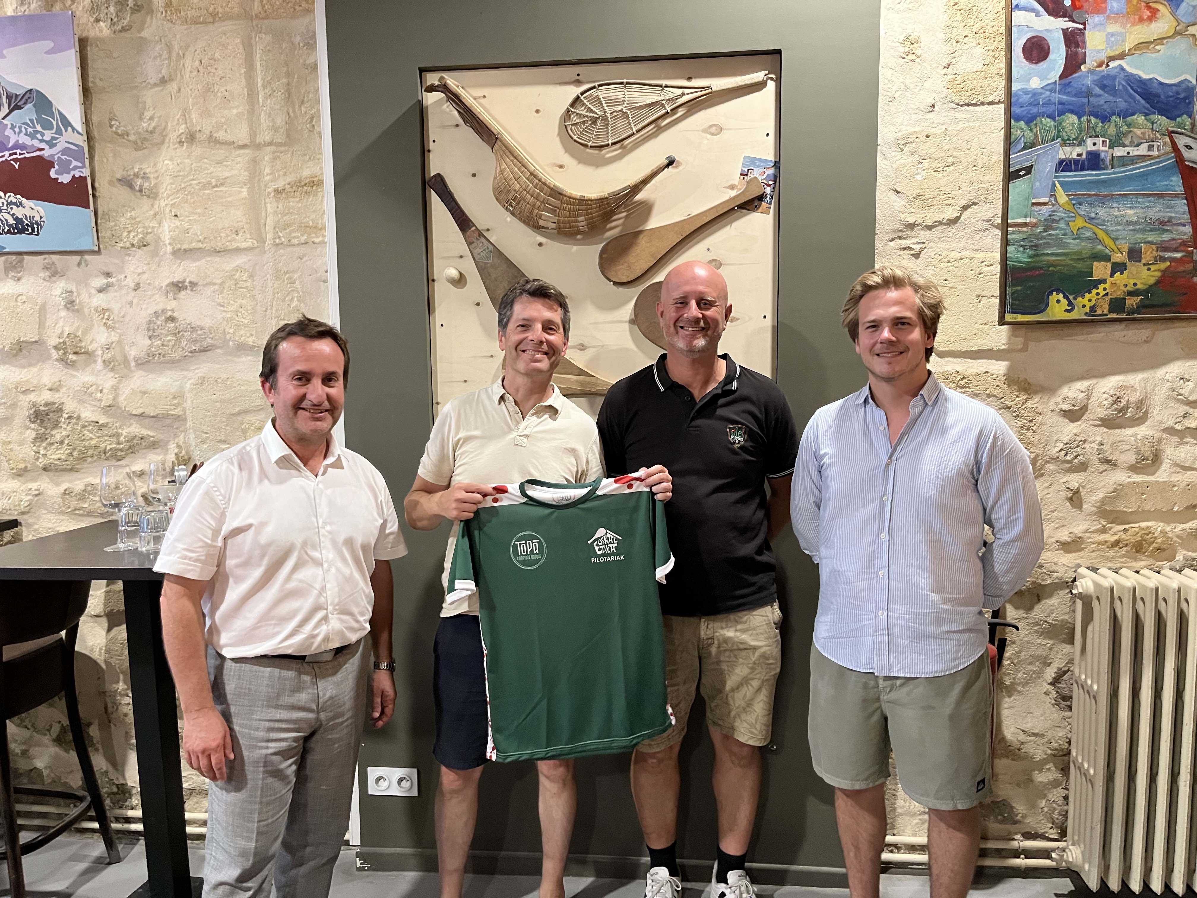 La section Pilotariak parée de rouge et vert pour la prochaine saison : de nouveaux maillots pour les joueurs